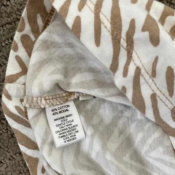 Elegant Tan and White Patterned Dress - Picture 3 of 3